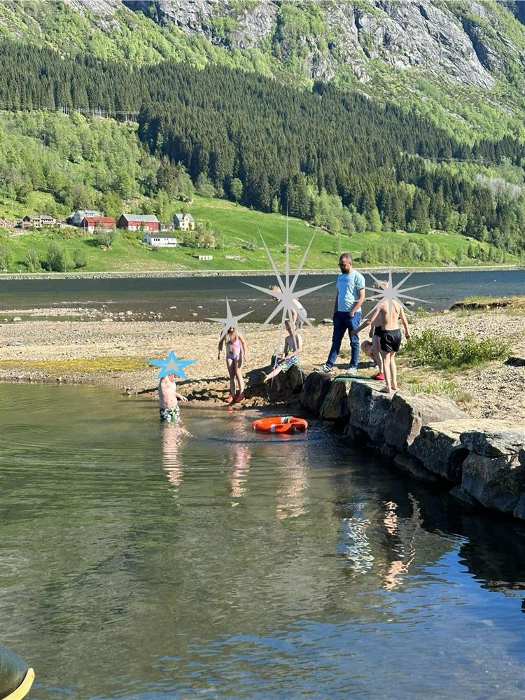 Bading i Jølstravatnet - Klikk for stort bilete