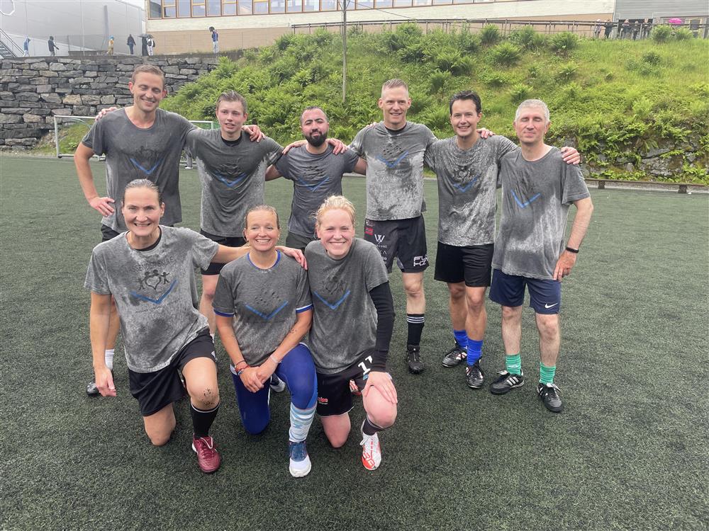 Lærarlaget i grå t-skjorter - Klikk for stort bilete