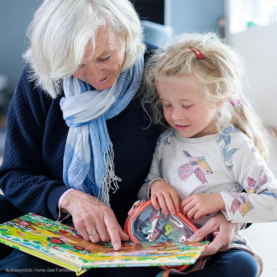 Eldre dame og barn leser i bok - Klikk for stort bilete