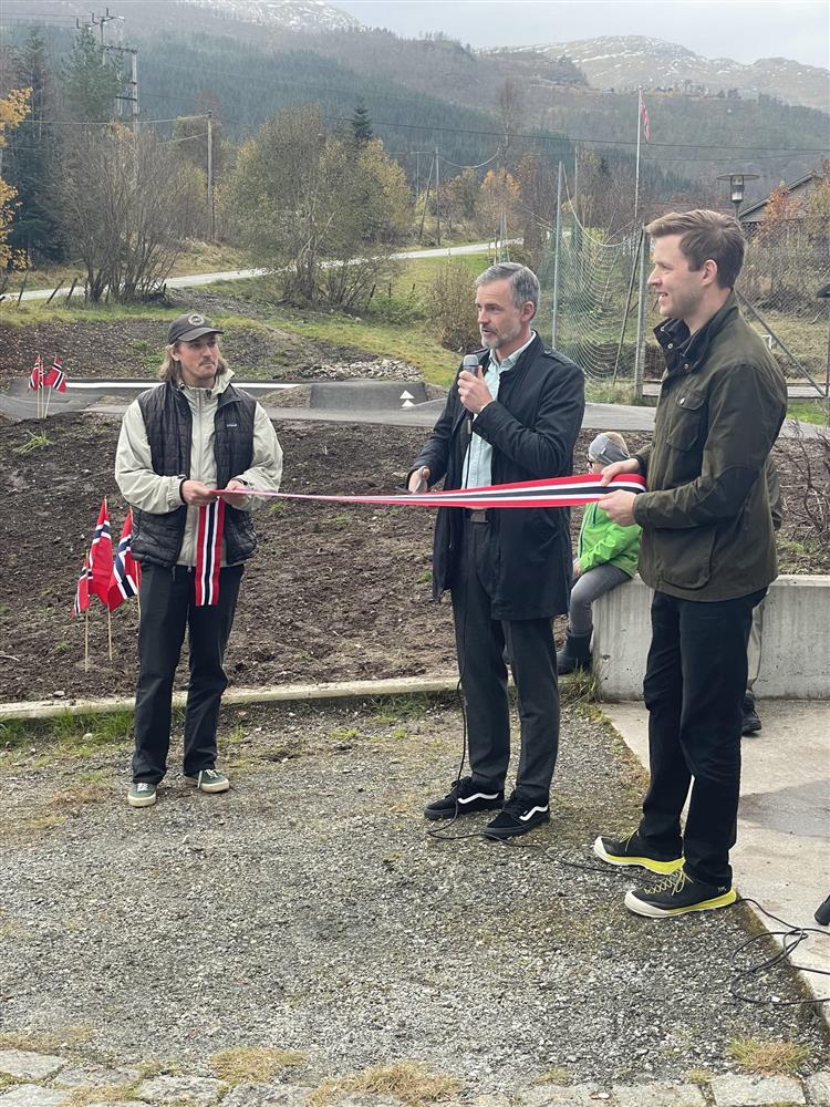 Varaordførar står klar til å klippe snora for opning av Pumptracken - Klikk for stort bilete