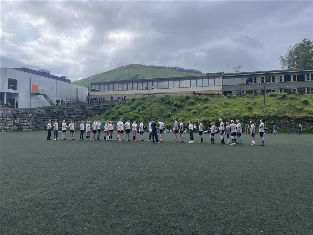 Fairplay på bana før kampstart - Klikk for stort bilete