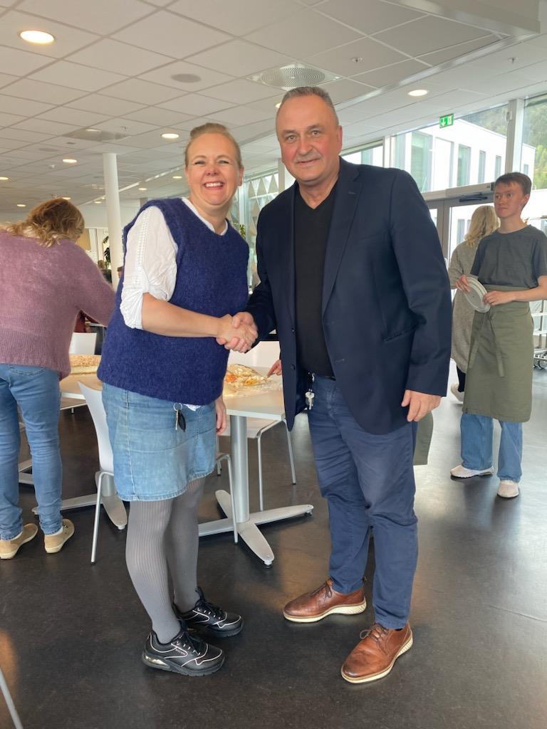 Kommunedirektør Terje Heggheim takkar hovudtillitsvald i sjukepleiarforbundet Christine Toft Figenschau for servering av kake i kantina på Rådhuset. - Klikk for stort bilete