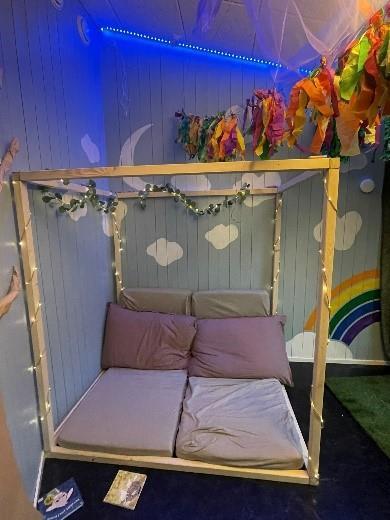 Lesekrok med gullramme - Klikk for stort bilete