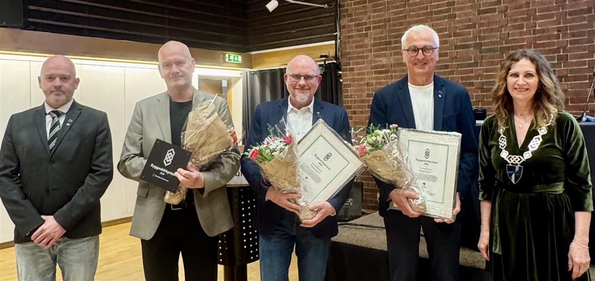 Vinnar av byggeskikkpris og ordførar og komitemedlem - Klikk for stort bilete