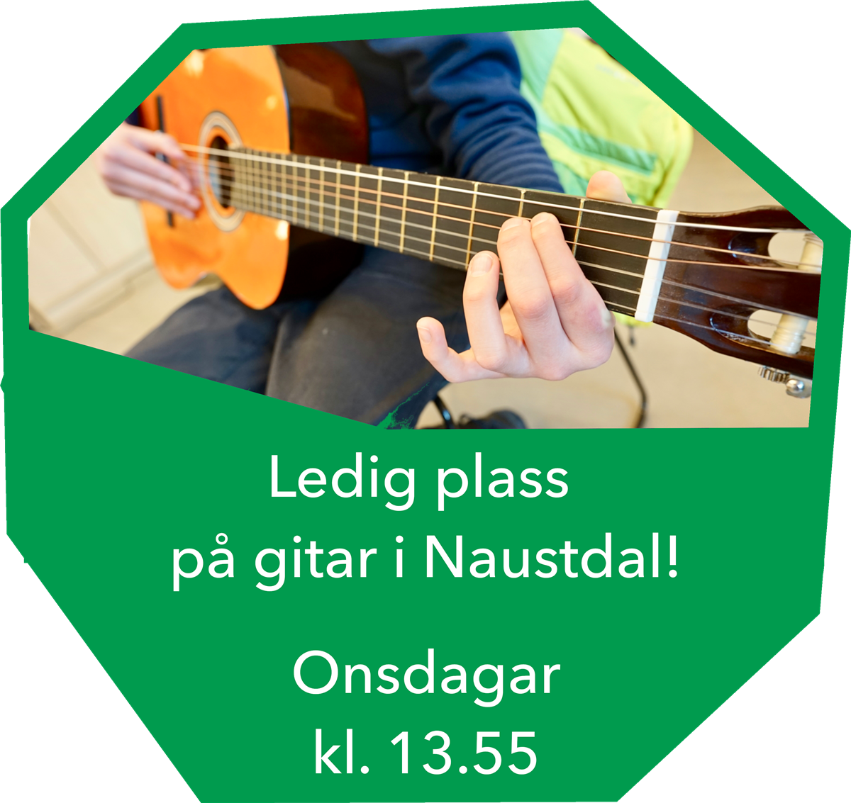 Barnehender spelar gitar, tekst: ledig plass på gitar i Naustdal onsdagar kl. 13.55 - Klikk for stort bilete