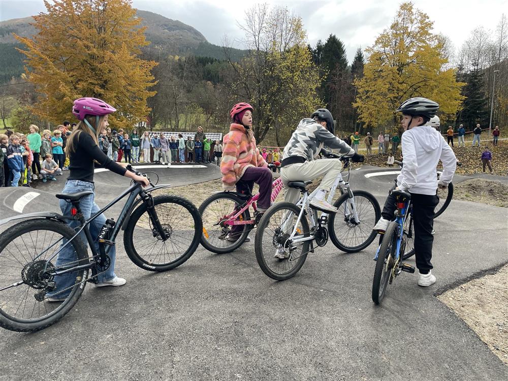 Elevar ved skulen står klare til å sykle på Pumptracken - Klikk for stort bilete