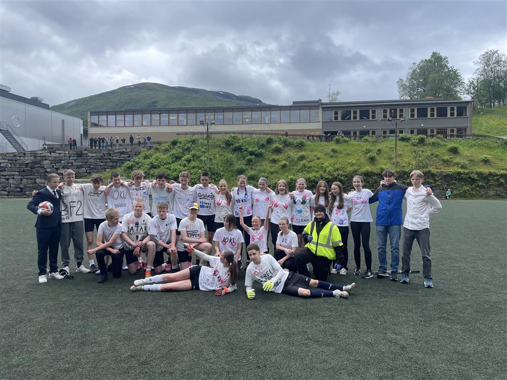 Elevlaget i kvite t-skjorter  - Klikk for stort bilete