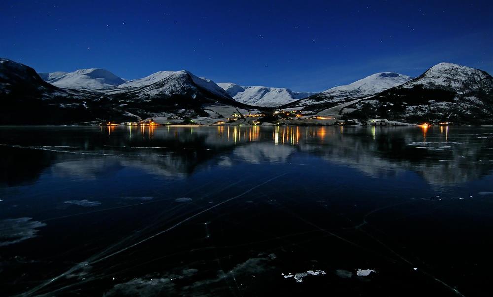 Nattbilde av Jøstravatnet med is i retning Skei - Klikk for stort bilete