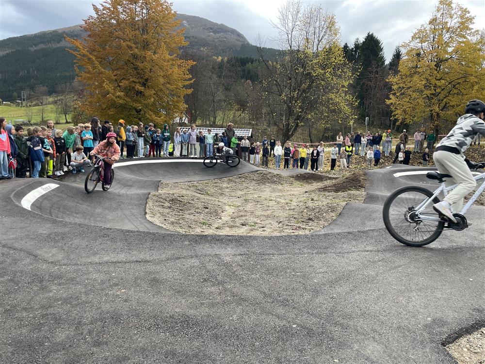 Elevar syklar på Pumptracken - Klikk for stort bilete