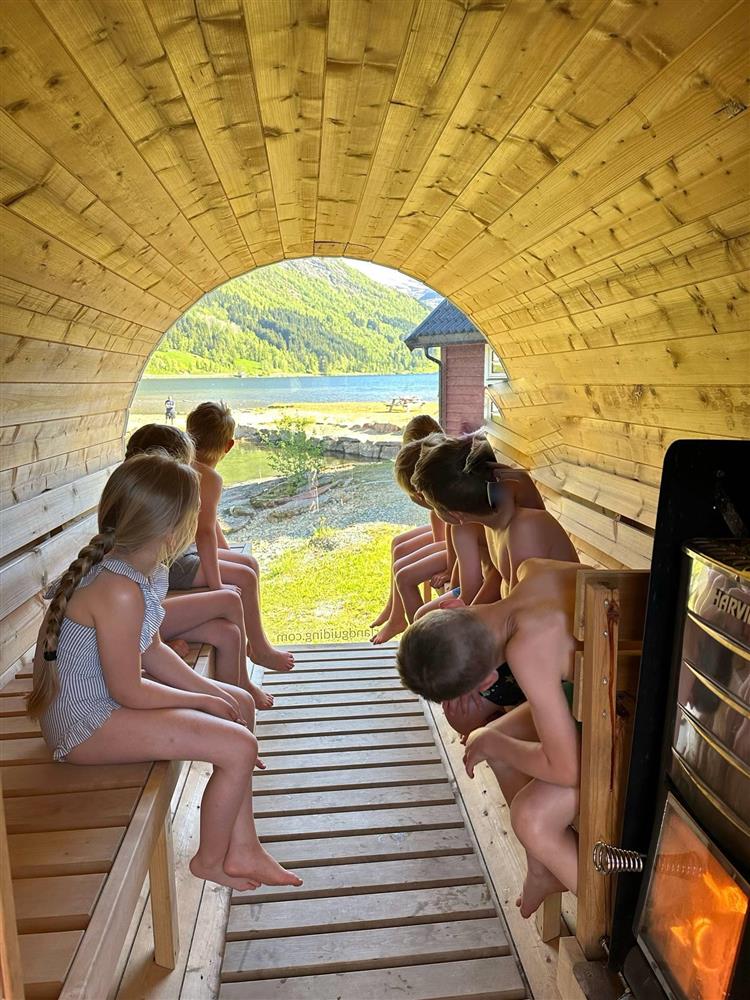 Elevar sit i Rulledampen (badstova) til Fjærland guiding - Klikk for stort bilete