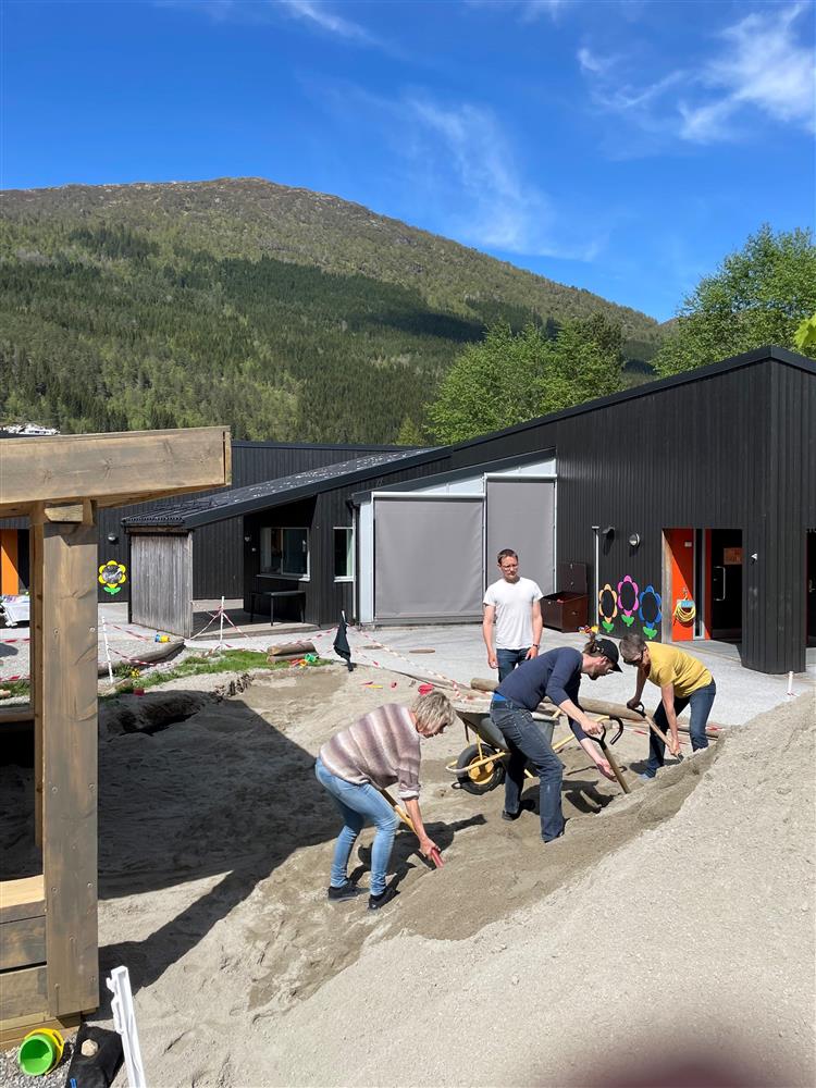 Dugnad - Klikk for stort bilete