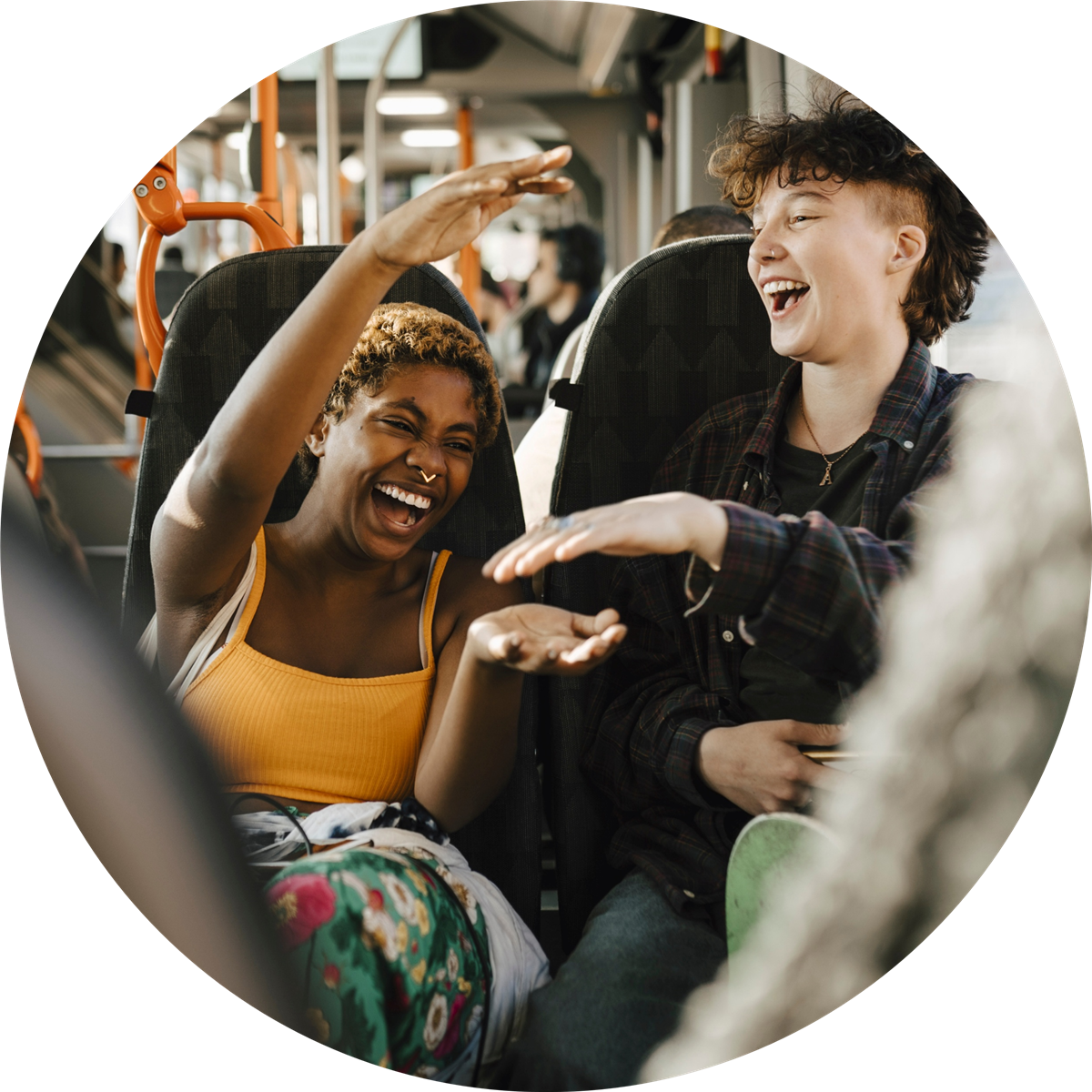 to på bussen som smiler og er glade - Klikk for stort bilete