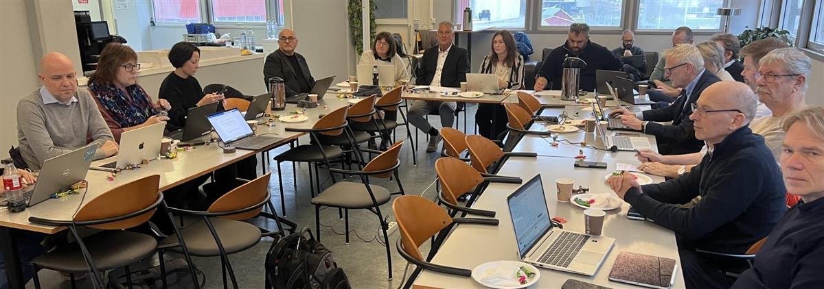 Mennesker i møte - Klikk for stort bilete