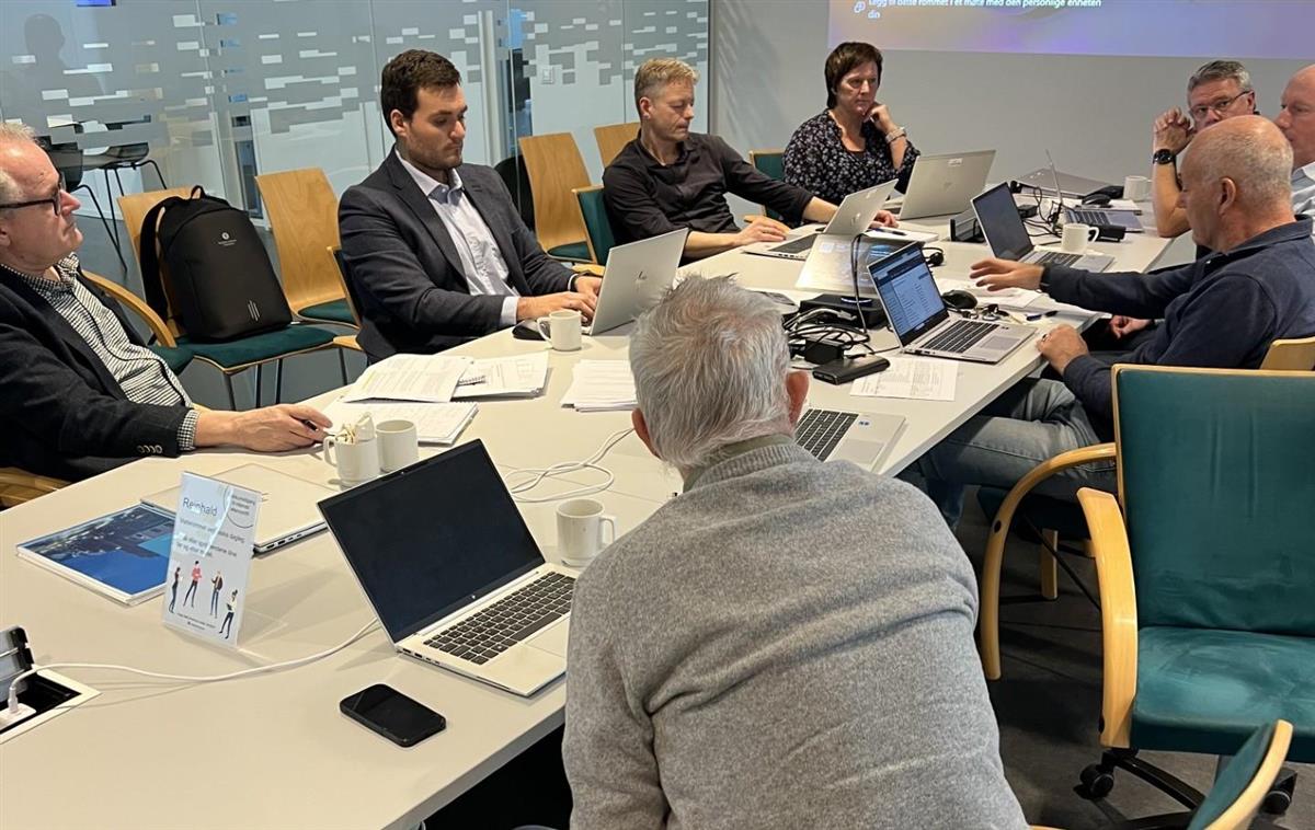 Mennesker i møte - Klikk for stort bilete