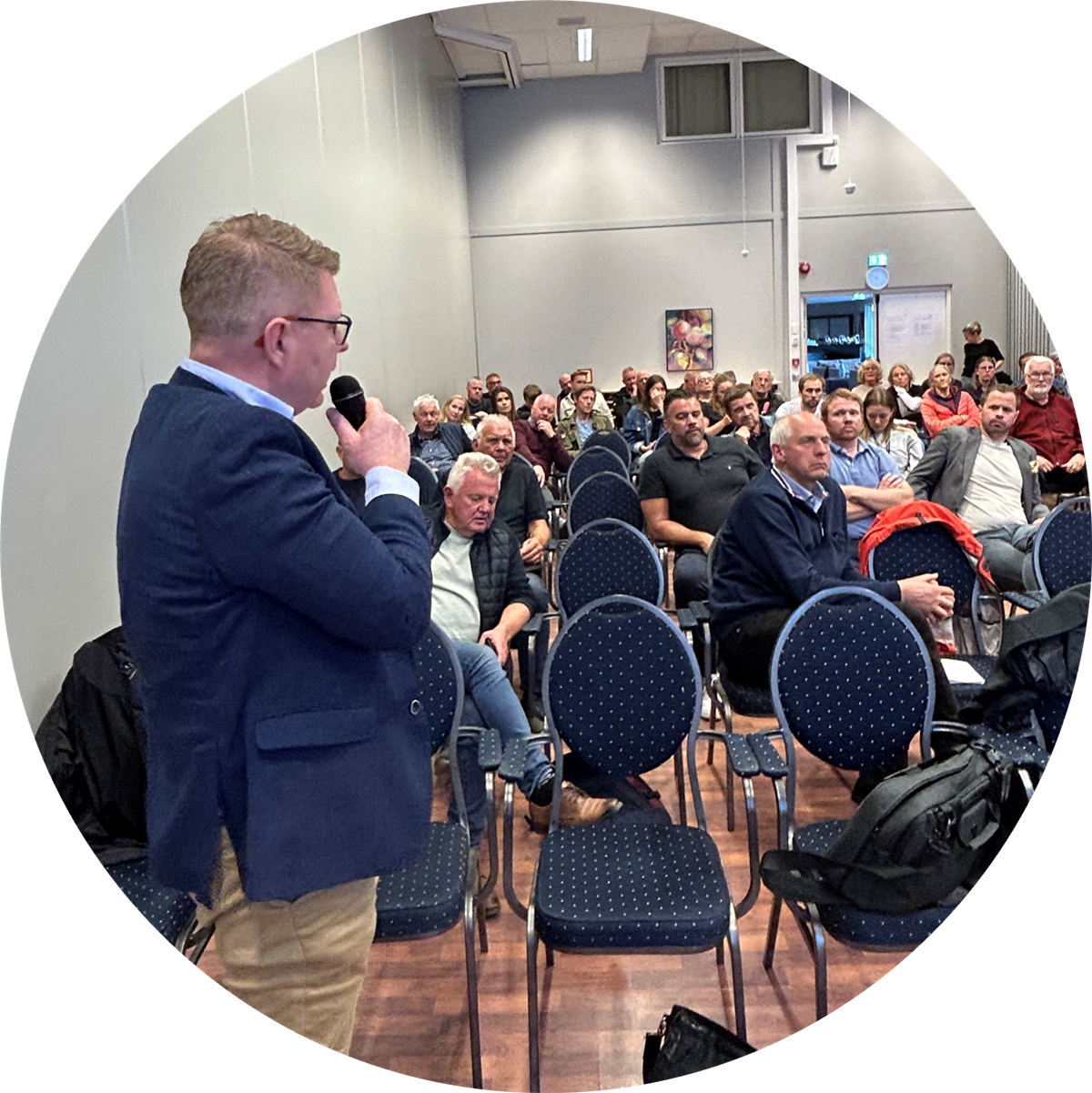 Taler og publikum - Klikk for stort bilete