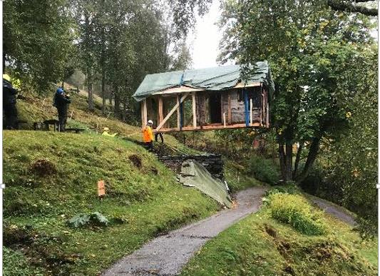 Bestastova på veg tilbake på plass - Klikk for stort bilete