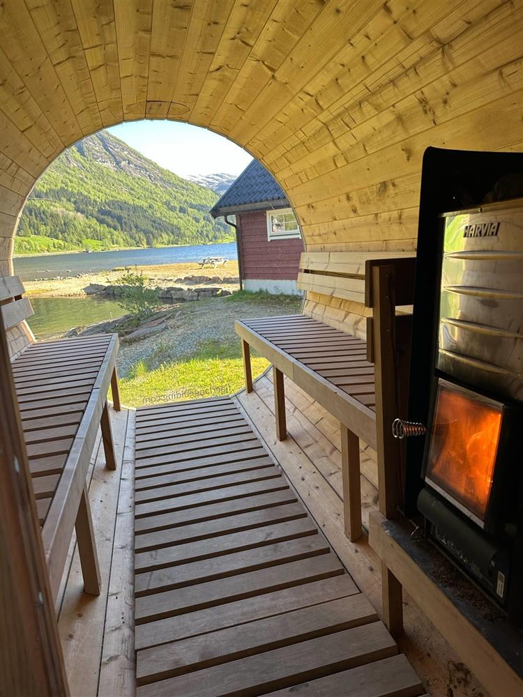 Fyr i ovnen i Rulledampen (badstova) til Fjærland guiding - Klikk for stort bilete