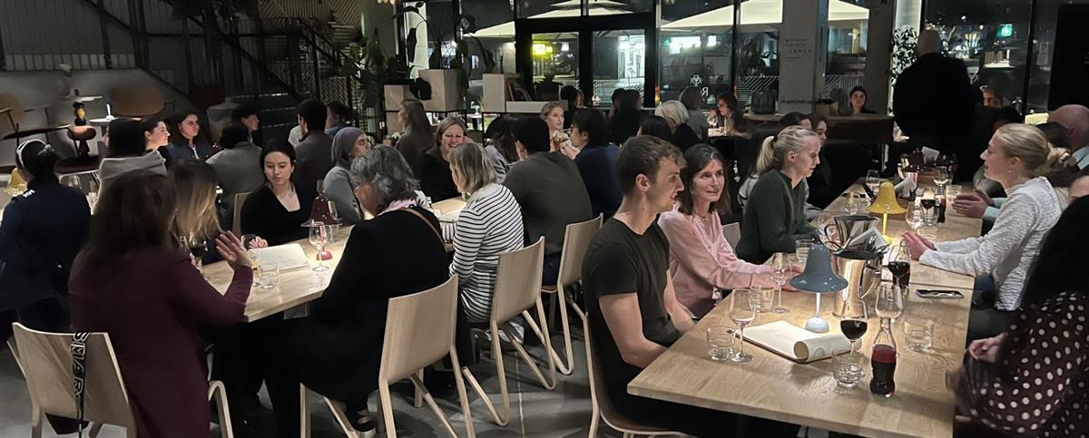 Mennesker i møte - Klikk for stort bilete